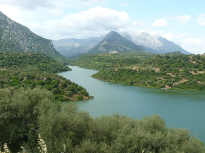 Fluss im Gebirge von Sardinien